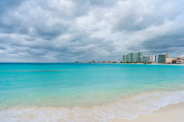 Cancun Quintana Roo Mexico 'daki Karayip Sahili' ndeki Hoteleria Bölgesi 'nde deniz kıyısında..