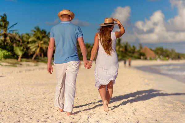 男と女が海岸を歩く — ストック写真
