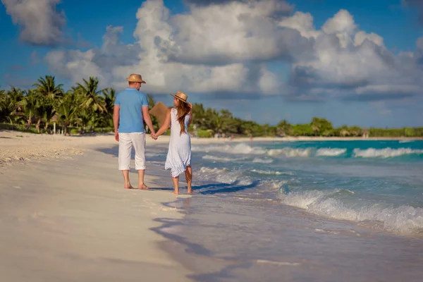男と女が海岸を歩く — ストック写真
