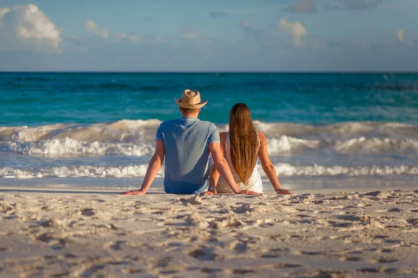 男と女が海岸に座っている — ストック写真
