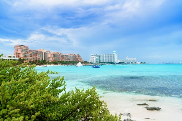 Cancun Quintana Roo Mexico 'daki Karayip Sahili' ndeki Hoteleria Bölgesi 'nde deniz kıyısında..