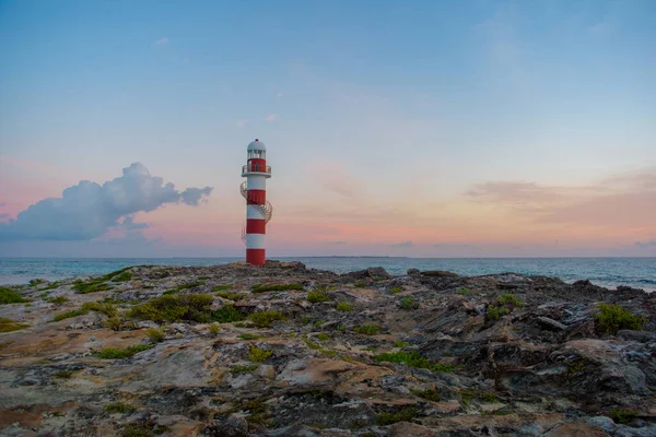 Maják Skalnatém Pobřeží Cancúnu Jasná Obloha Modré Moře — Stock fotografie