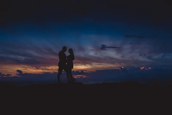 Silhuetas Homens Mulheres Contra Pano Fundo Pôr Sol — Fotografia de Stock