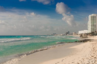Cancun Quintana Roo Mexico 'daki Karayip Sahili' ndeki Hoteleria Bölgesi 'nde deniz kıyısında..
