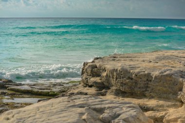 Cancun 'da beyaz kum ve kayalarla Karayip Denizi kıyısı.