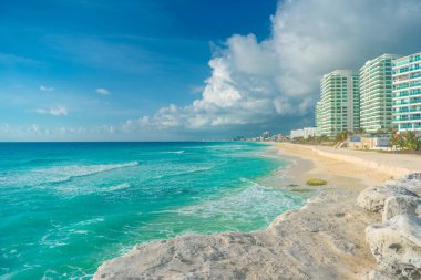 Cancun 'da beyaz kum ve kayalarla Karayip Denizi kıyısı.