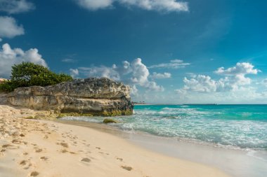 Cancun 'da beyaz kum ve kayalarla Karayip Denizi kıyısı.