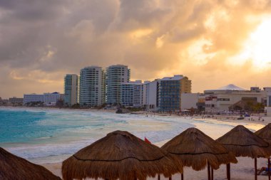 Cancun Quintana Roo Mexico 'daki Karayip Sahili' ndeki Hoteleria Bölgesi 'nde deniz kıyısında..