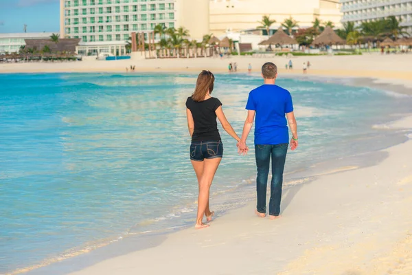 Een Man Een Vrouw Lopen Kust — Stockfoto