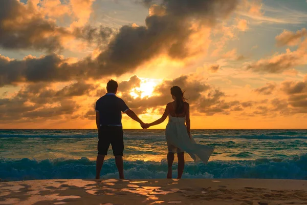 Silhuetas Homens Mulheres Contra Pano Fundo Pôr Sol — Fotografia de Stock