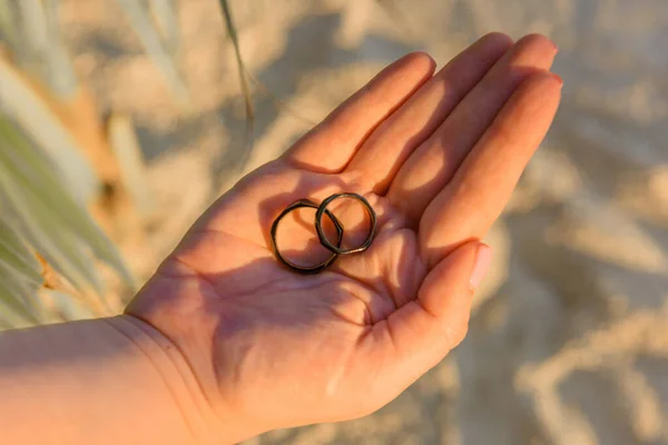 Παλάμη Του Κοριτσιού Στην Οποία Βρίσκονται Δύο Δαχτυλίδια — Φωτογραφία Αρχείου