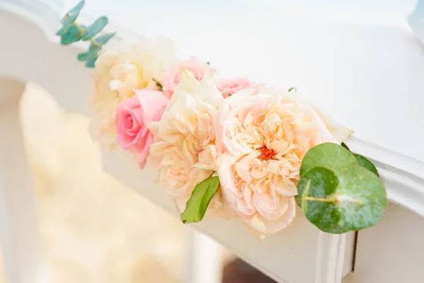 Cenário Flores Rosas Brancas Arco Casamento — Fotografia de Stock