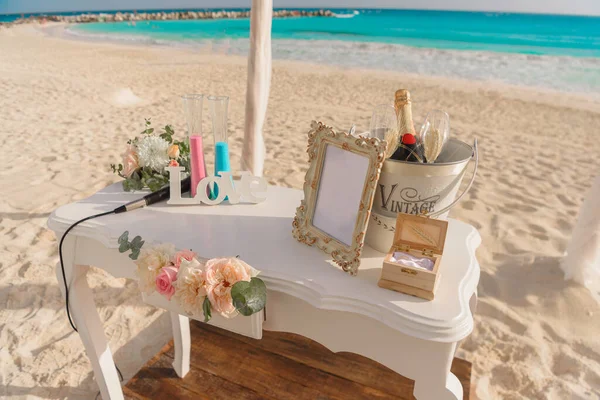 Λευκό Τραπέζι Για Μια Γαμήλια Τελετή Στην Παραλία — Φωτογραφία Αρχείου