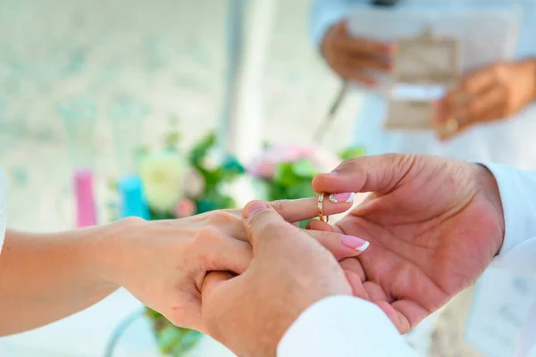 Mani Degli Sposi Alla Cerimonia Nuziale Vestire Fedi Nuziali Mani — Foto Stock