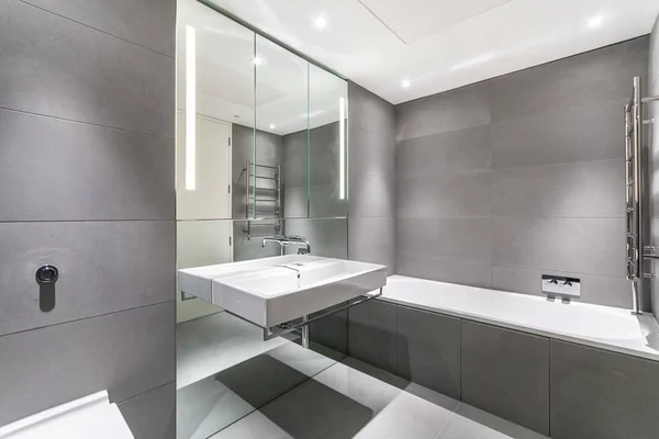 Сучасна мінімалістична ванна в сіро-білому кольорі — стокове фото