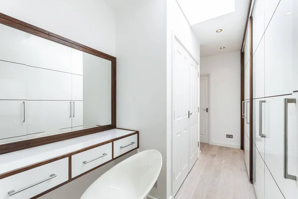 Wandeling in de garderobe en kleedkamer in wit — Stockfoto