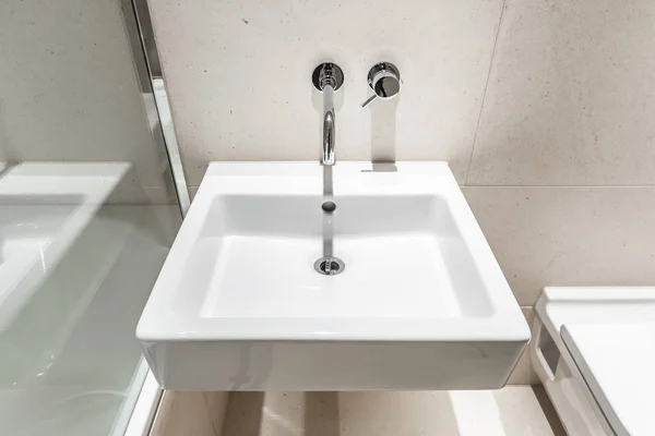Bacia de lavagem de mão de forma quadrada moderna — Fotografia de Stock