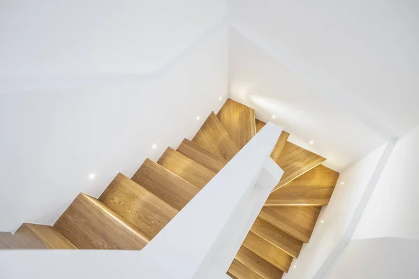 Moderna Minimalista Escalera Madera Con Paredes Blancas —  Fotos de Stock