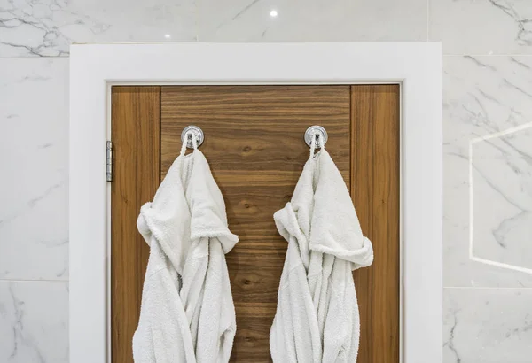 Detalhe Porta Banheiro Com Roupões Banho Parede Mármore — Fotografia de Stock