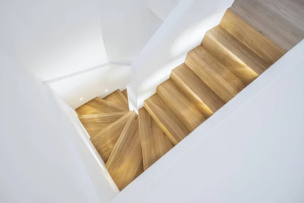 Современный Минималистский Поворот Лестницы Деревянными Ступенями — стоковое фото