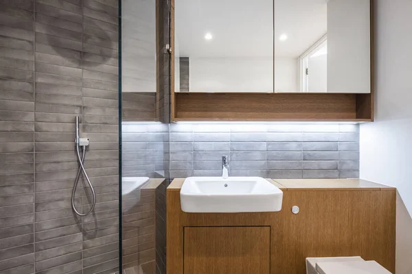 Сучасна ванна кімната з дерев'яними елементами — стокове фото