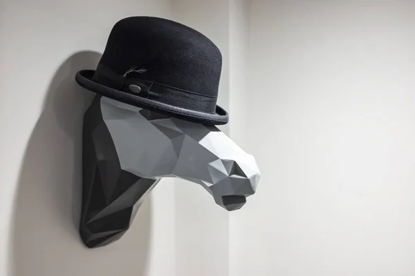 Samtida häst form hatt hållare med en svart bowler hatt — Stockfoto