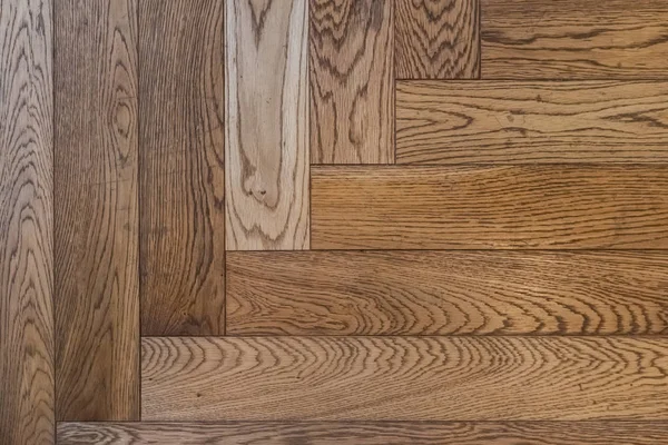 Holzboden mit Fischgräten-Parkett — Stockfoto