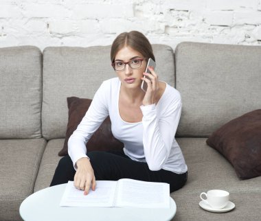 İş kadını telefon ve onay rapor konuşuyor