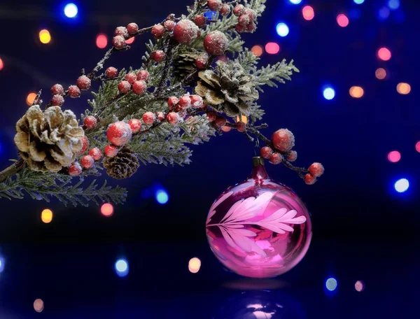 Branche d'arbre de Noël avec boule de décoration. Fond mousseux et féerique — Photo