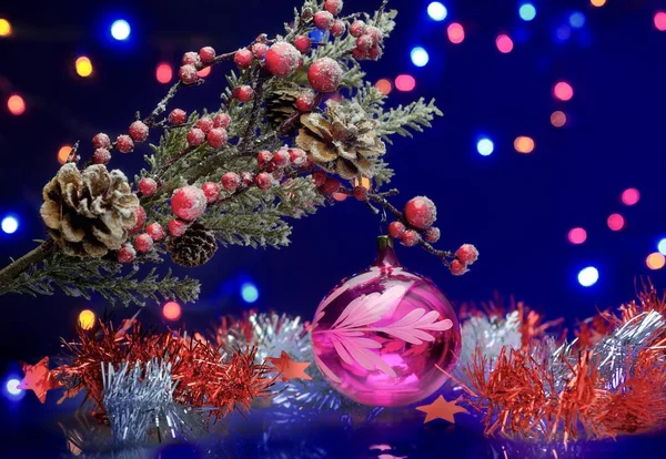デコレーション ボールでクリスマス ツリー ブランチ。赤と銀のガーランド. — ストック写真