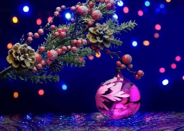 Rama de árbol de Navidad con bola de decoración. Antecedentes brillantes. Piso de hadas . — Foto de Stock
