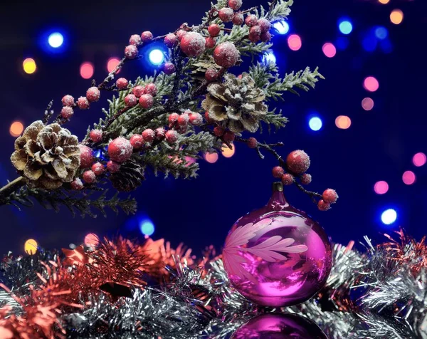 デコレーション ボールでクリスマス ツリー ブランチ。冬の赤、銀のガーランド. — ストック写真