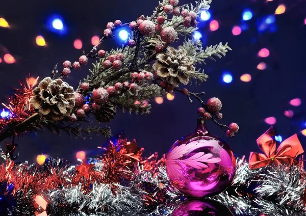 Branche d'arbre de Noël avec boule de décoration. Guirlandes et arc. Proposition — Photo