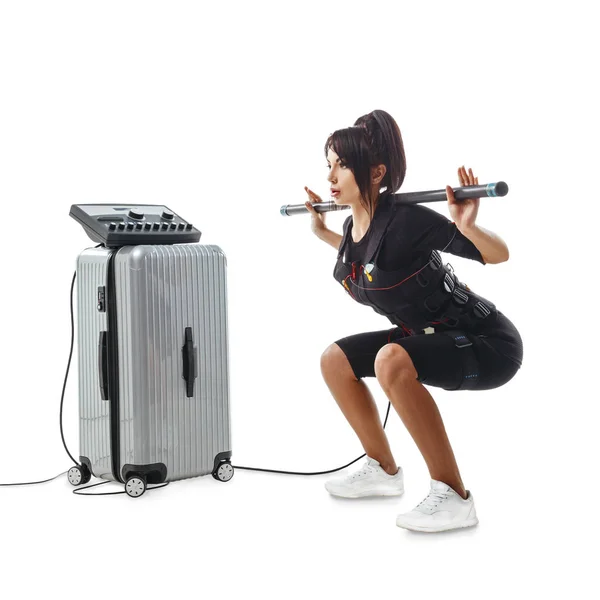 Mulher do EMS fitness. Exercício de agachamento com barra de corpo — Fotografia de Stock