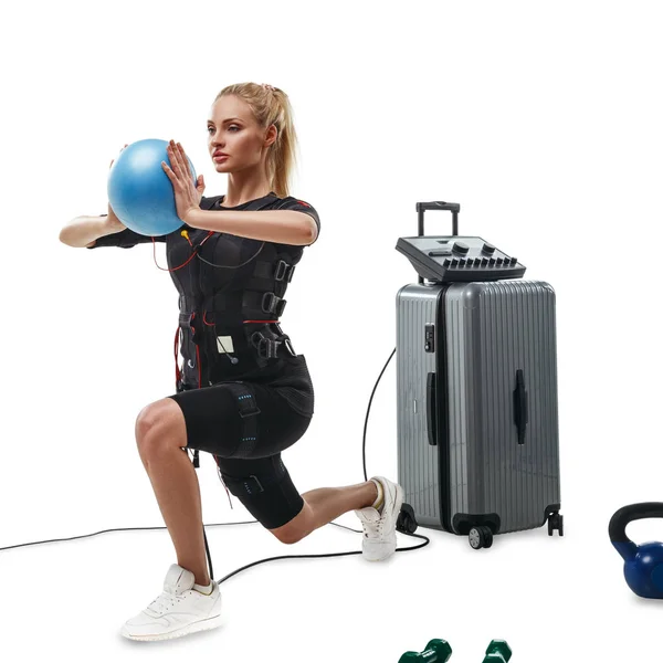 EMS fitness donna che fa esercizio affondo con la palla — Foto Stock