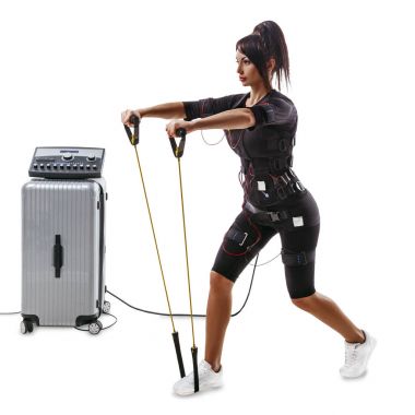 Güzel Ems fitness egzersizleri eller için ve geri genişletici ile yapıyor bir kadın