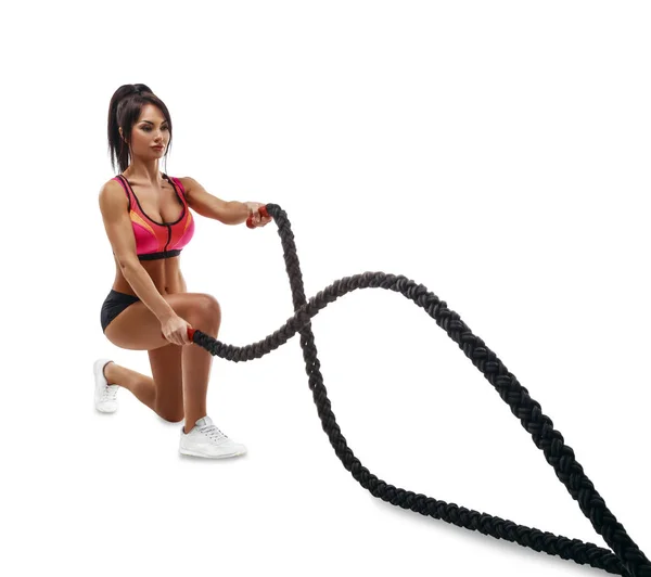 Menina fitness bonita fazendo treinamento usando corda crossfit — Fotografia de Stock