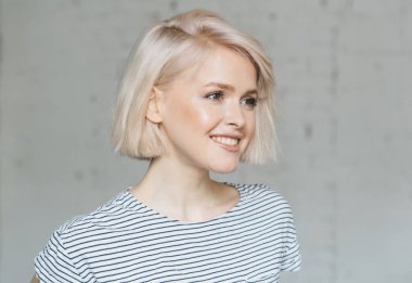 Gün ışığı, genç gülümseyen kadın