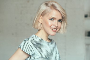 Gün ışığı, genç gülümseyen kız