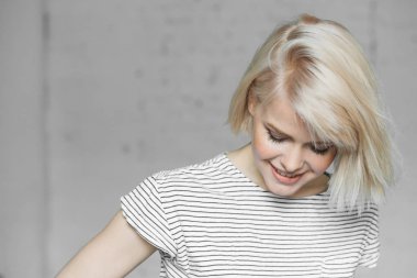 Gün ışığından yararlanma mutlu genç gülümseyen öğrencisi