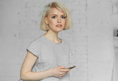 Gün ışığı ile telefon güzel kadın