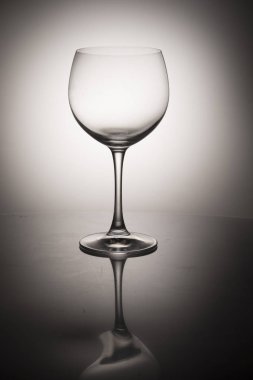 Bir cam ayna katta yansıtılır