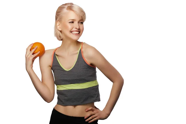 Mujer sosteniendo naranja — Foto de Stock