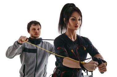 Egzersiz yaparak Ems elbiseli kadın