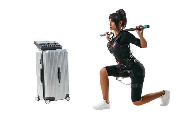 Femme en costume EMS faire exercice de fente — Photo