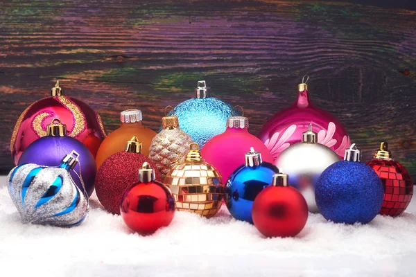 Bolas de Navidad en la nieve — Foto de Stock