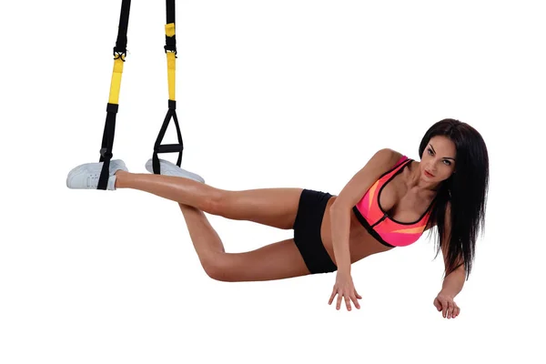 Mujer haciendo ejercicio con correas de suspensión — Foto de Stock