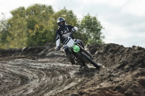 Motorista de motocross em pista de corrida — Fotografia de Stock