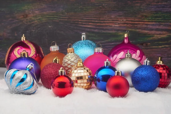 Bolas de Navidad en la nieve — Foto de Stock