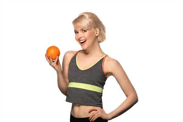 Mujer sosteniendo naranja — Foto de Stock